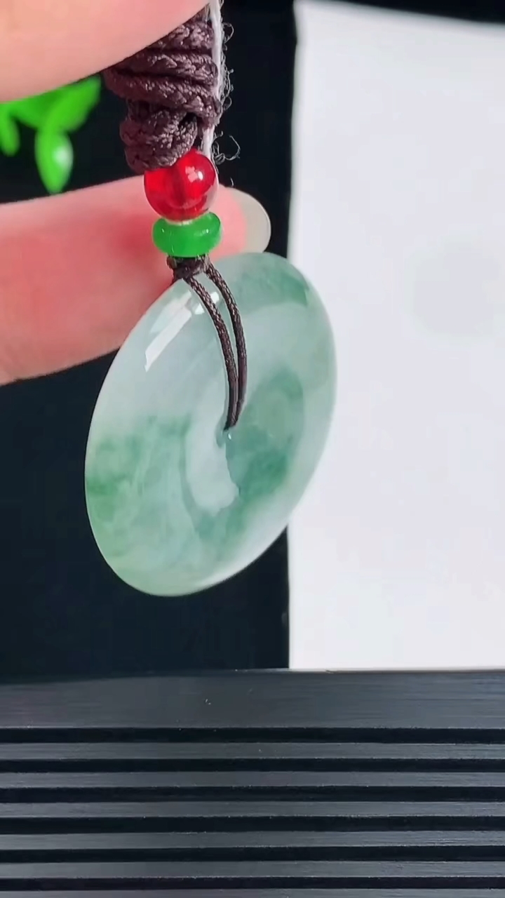 天然A货翡翠冰种飘花平安扣吊坠，尺寸32.5-6 重量:15.89g
6月9日