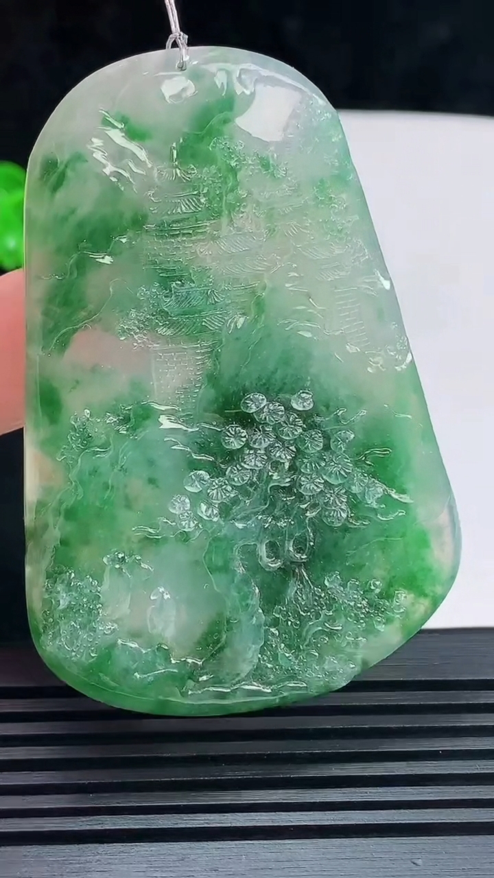 天然A货翡翠山水牌吊坠，尺寸65-45-5.6 重量:34.97g
6月9日