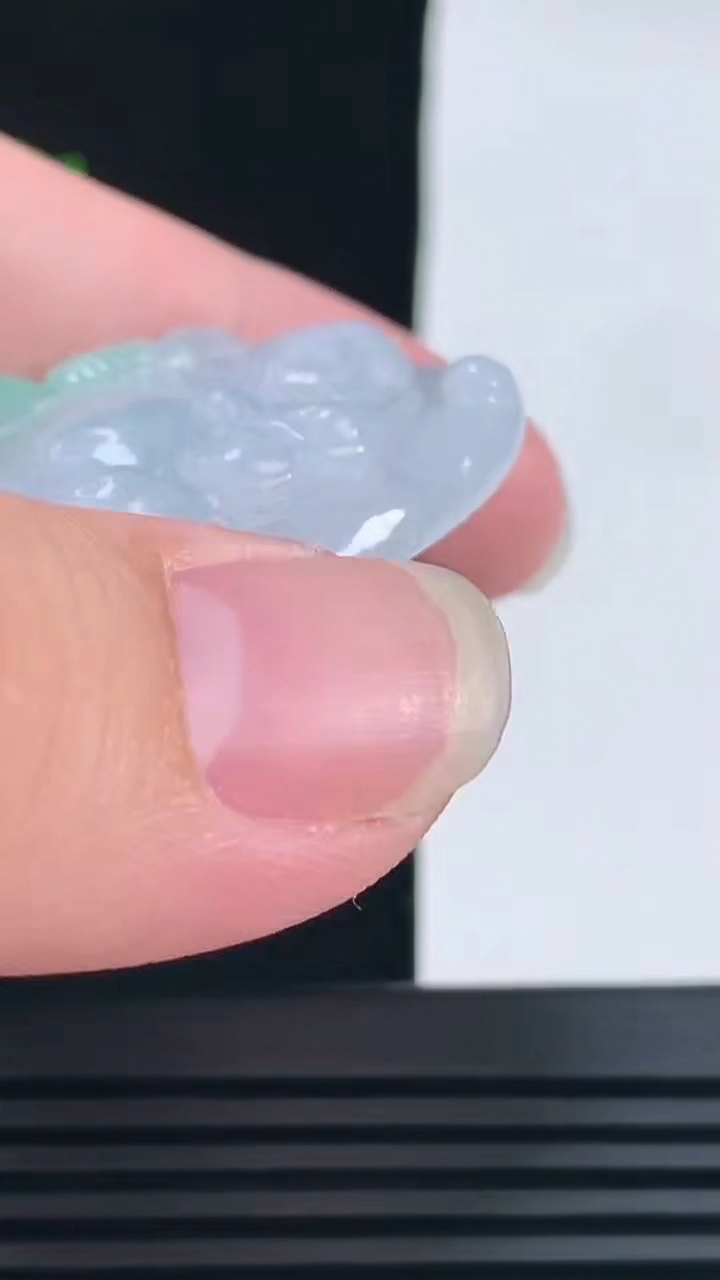 天然A货翡翠布袋佛吊坠，尺寸42.6-30.6-9 重量:21.48g
6月9日