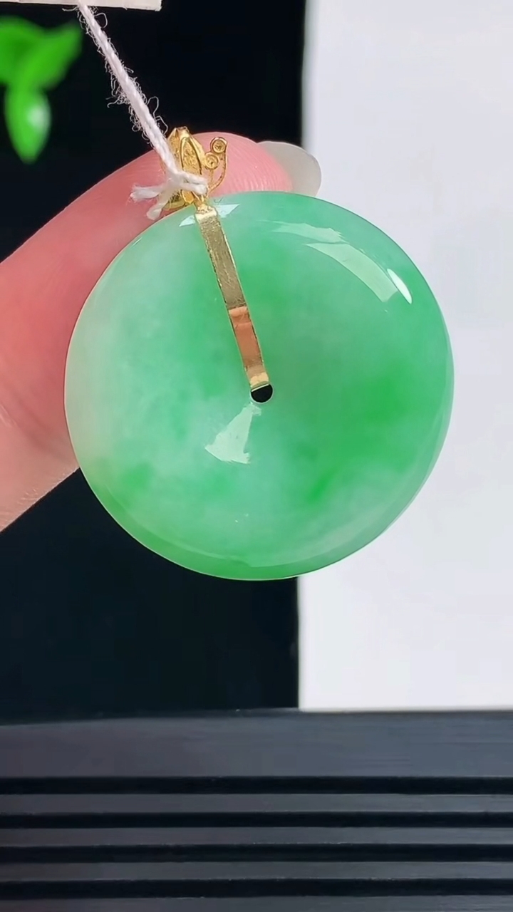 天然A货翡翠平安扣吊坠，尺寸26-5.2 重量:7.89g
6月9日