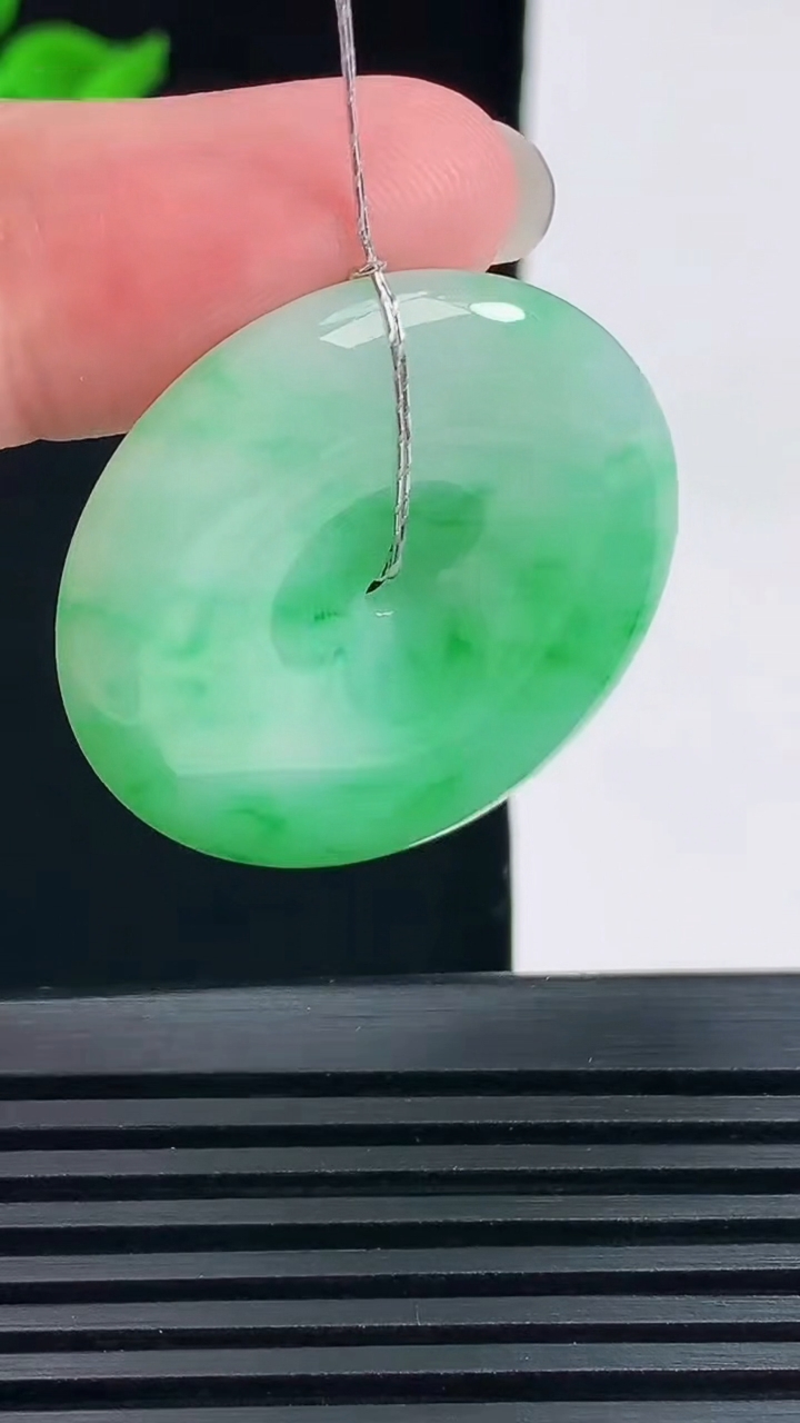 天然A货翡翠平安扣吊坠，尺寸32.5-6 重量:13.37g
6月9日