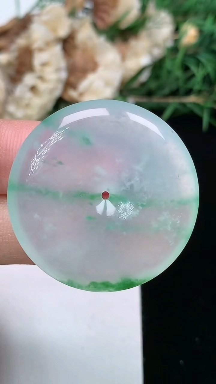 天然A货翡翠平安扣吊坠，尺寸31.7-5.7，重量:12.00g
6月9日