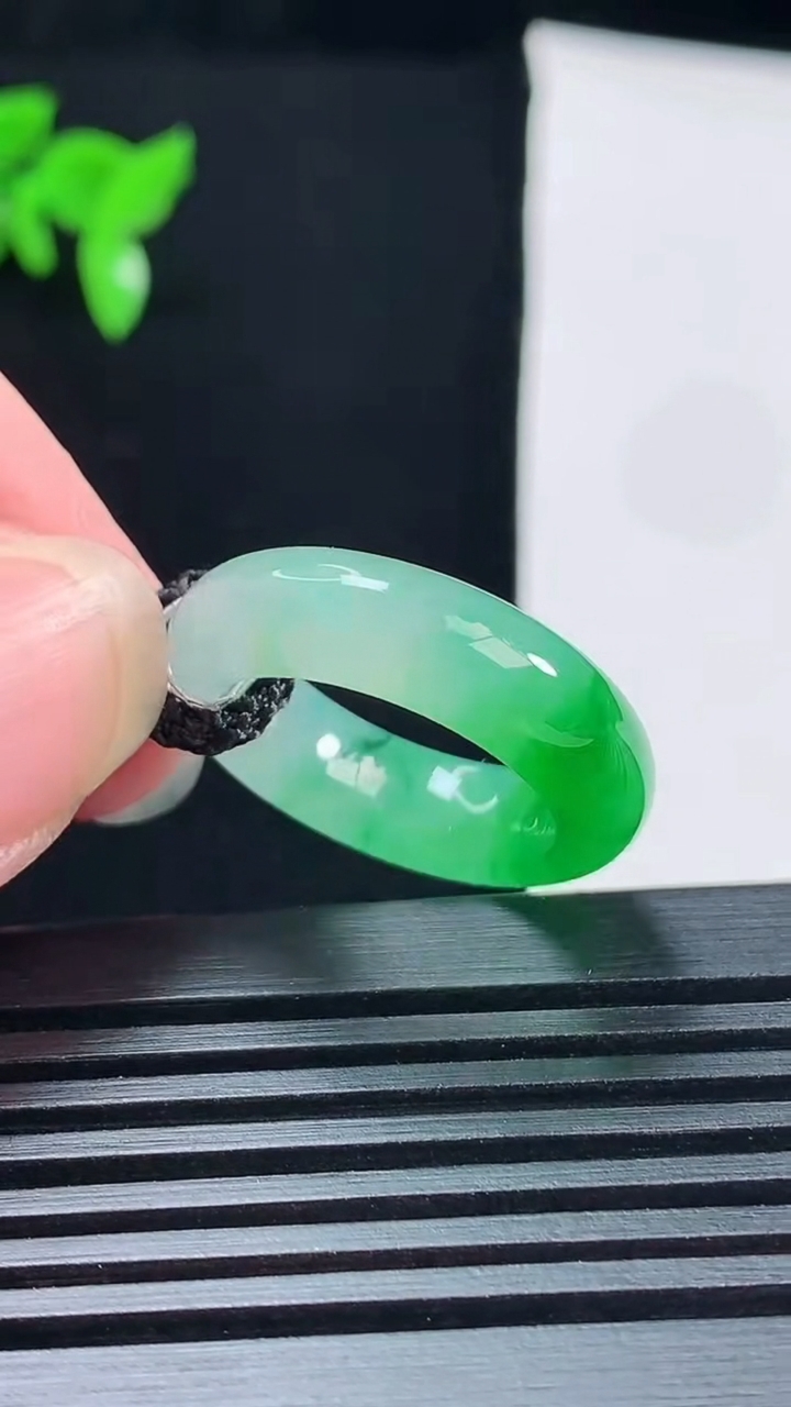 天然A货翡翠玉指环 戒指，尺寸16.6-6-4 重量:4.33g2026年6月9日
工厂直销收藏佳品,种好水足，色泽均匀，有种有色，上手高大气！