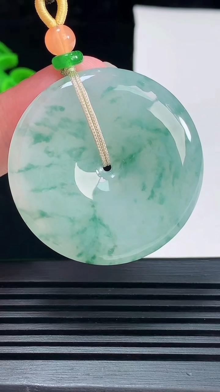天然A货翡翠飘花平安扣吊坠，尺寸38-5.6 重量:18.36g
6月9日