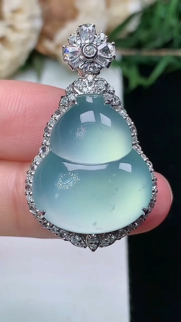 天然A货翡翠白冰葫芦吊坠，尺寸34.2-20-11.3，裸石20.2-17.6，重量:7.89g
6
