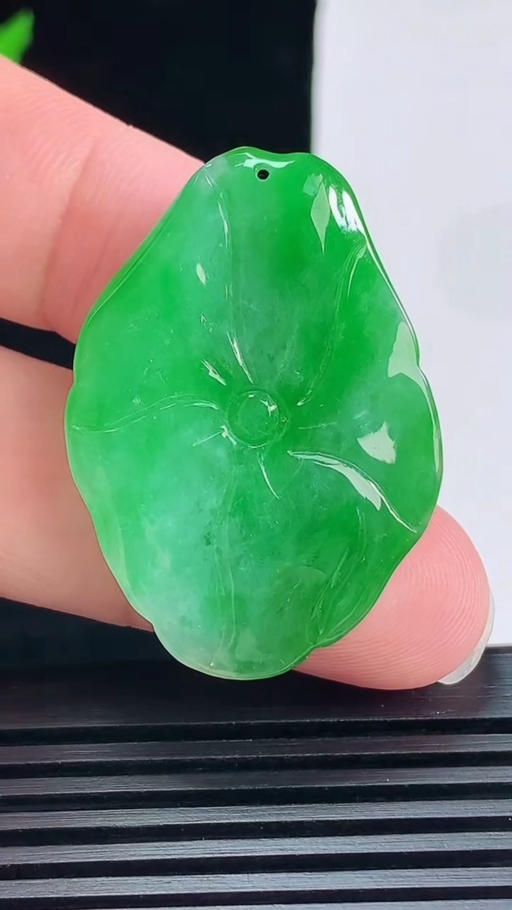 天然A货翡翠和和美美 荷花吊坠，尺寸38.2-27-5.8 重量:10.20g
6月9日