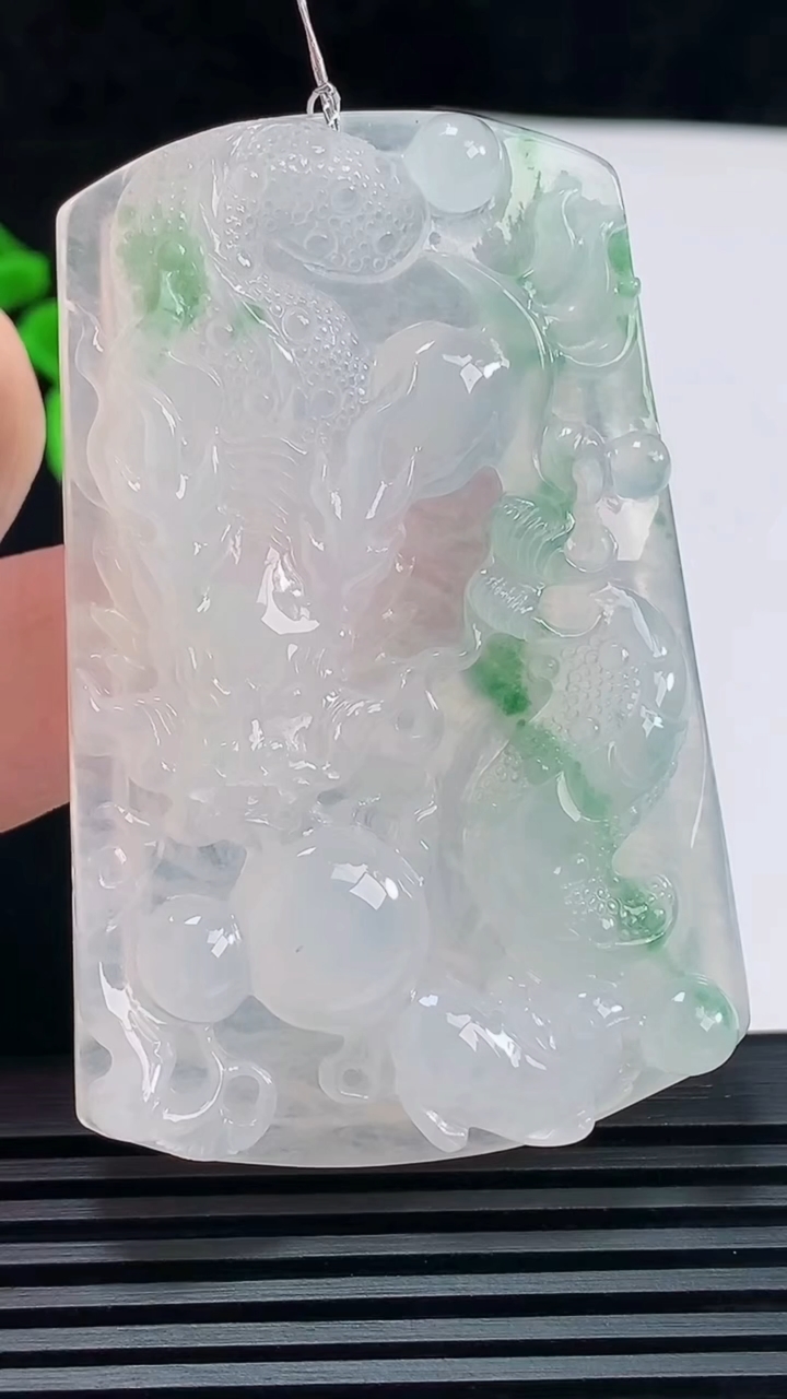 天然A货翡翠龙牌吊坠，尺寸61.6-41-7.2 重量:34.50g
6月9日