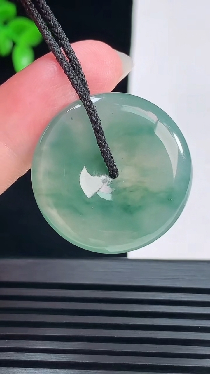 天然A货翡翠冰种飘花平安扣吊坠，尺寸27-5 重量:7.85g
6月9日