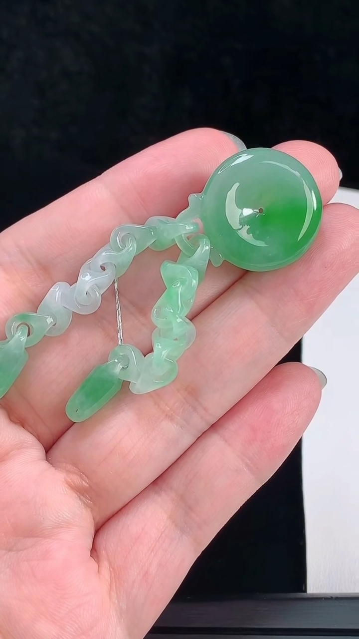 天然A货翡翠平安扣手链，尺寸22.5-6.2 重量:13.77g
6月9日