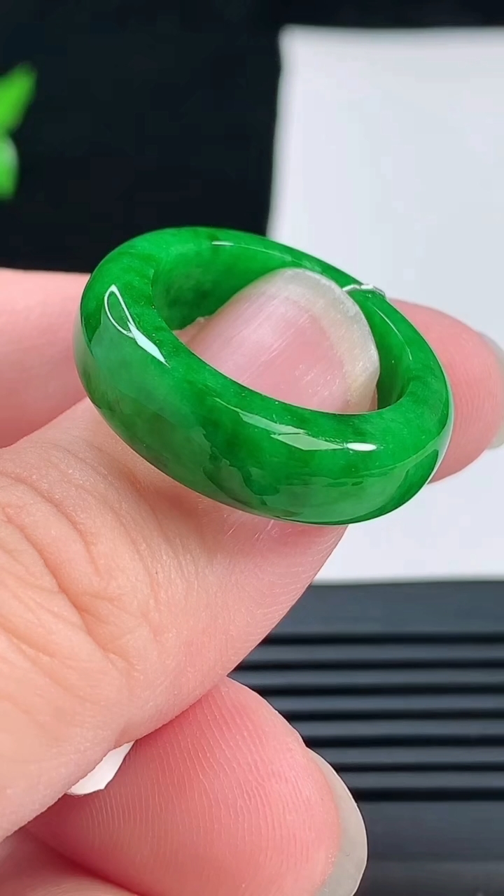 天然A货翡翠玉指环 戒指，尺寸18.2-7.5-4 重量:5.75g2026年6月9日
工厂直销收藏
