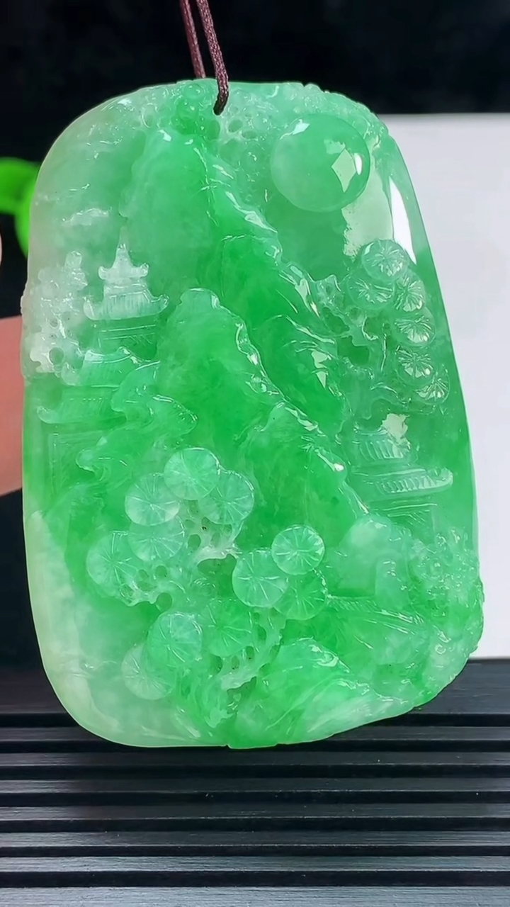 天然A货翡翠山水牌吊坠，尺寸57.6-39.6-11 重量:45.37g
6月9日