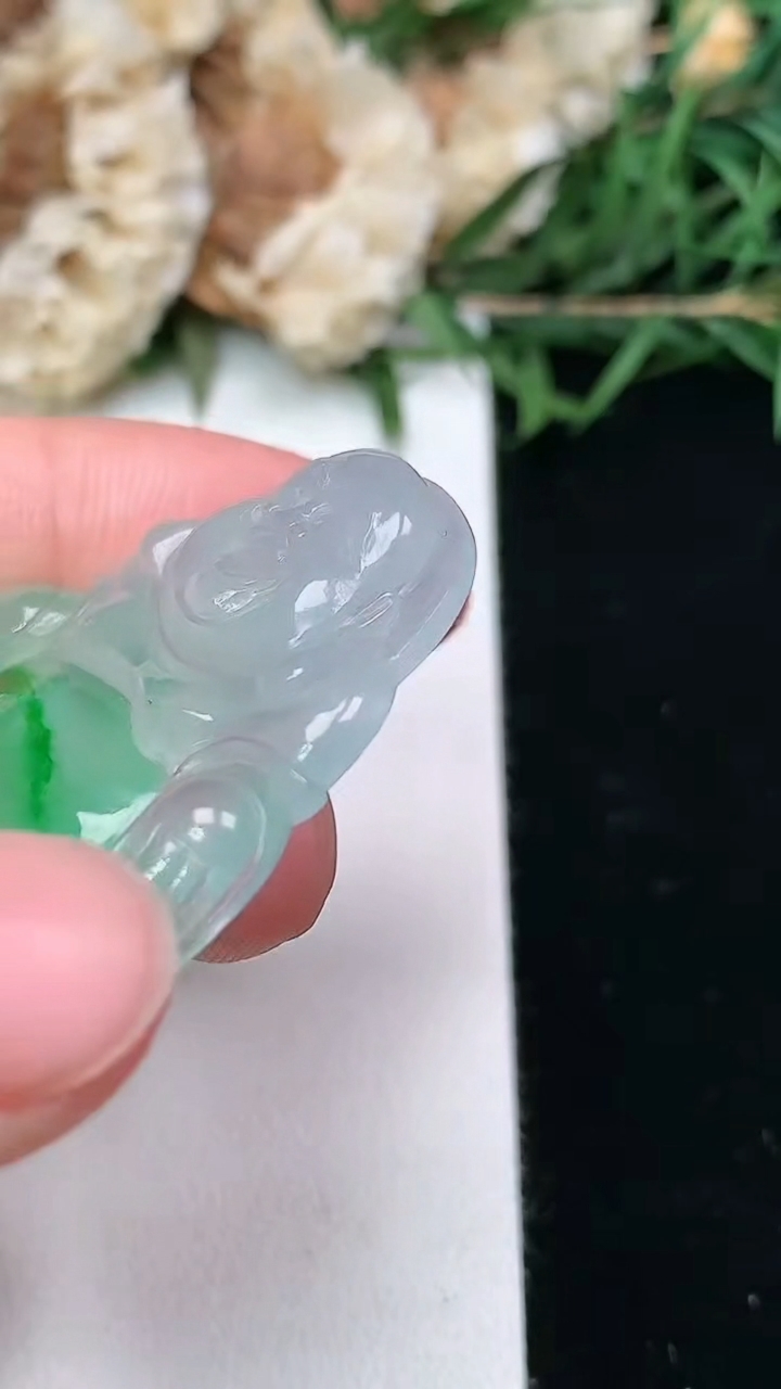 天然A货翡翠佛公吊坠，尺寸30.9-21.3-5.8，重量:8.25g
6月9日