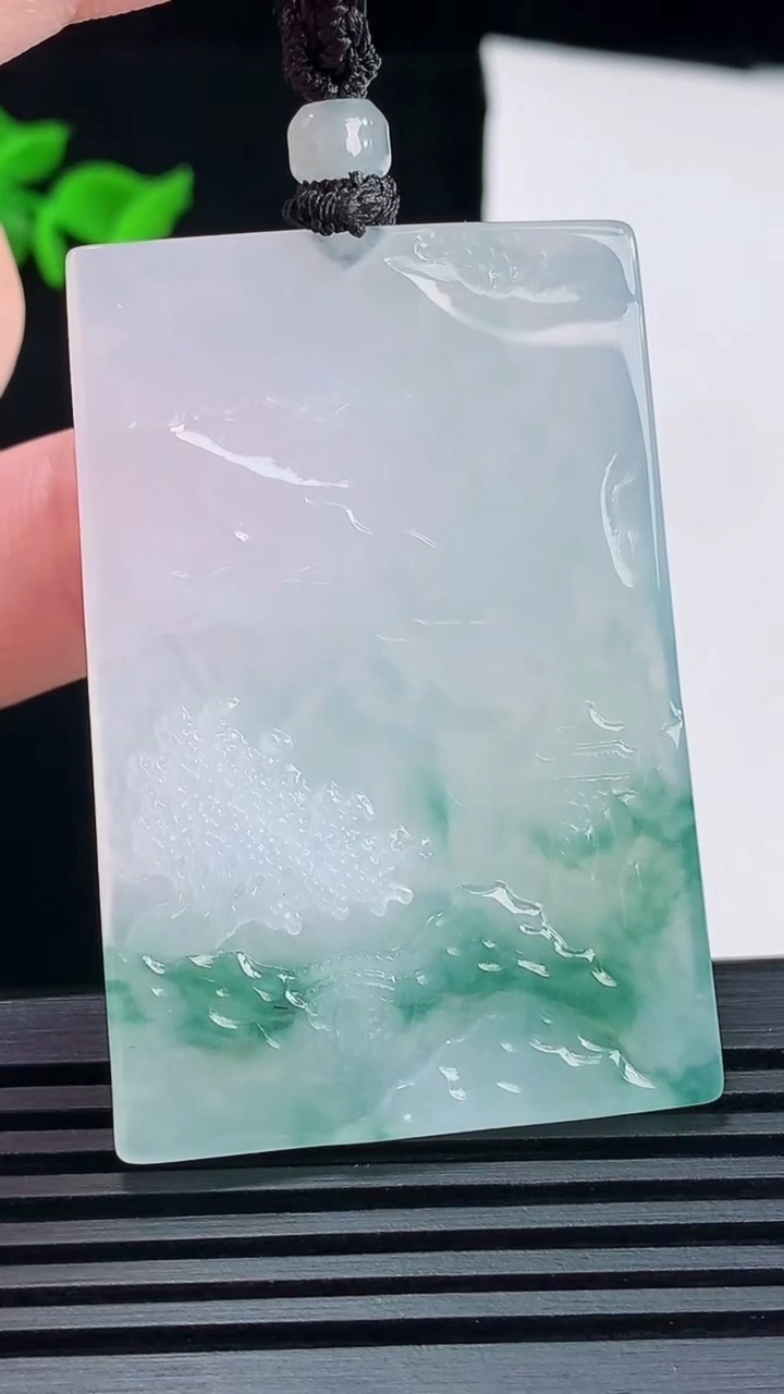 天然A货翡翠种飘花山水牌吊坠，尺寸52.6-36-5 重量:28.22g
6月10日