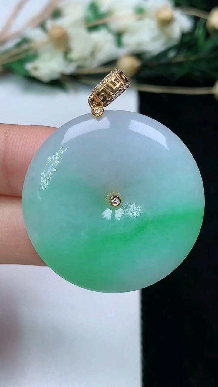 天然A货翡翠平安扣吊坠，尺寸31-5.2，重量:11.02g
6月10日