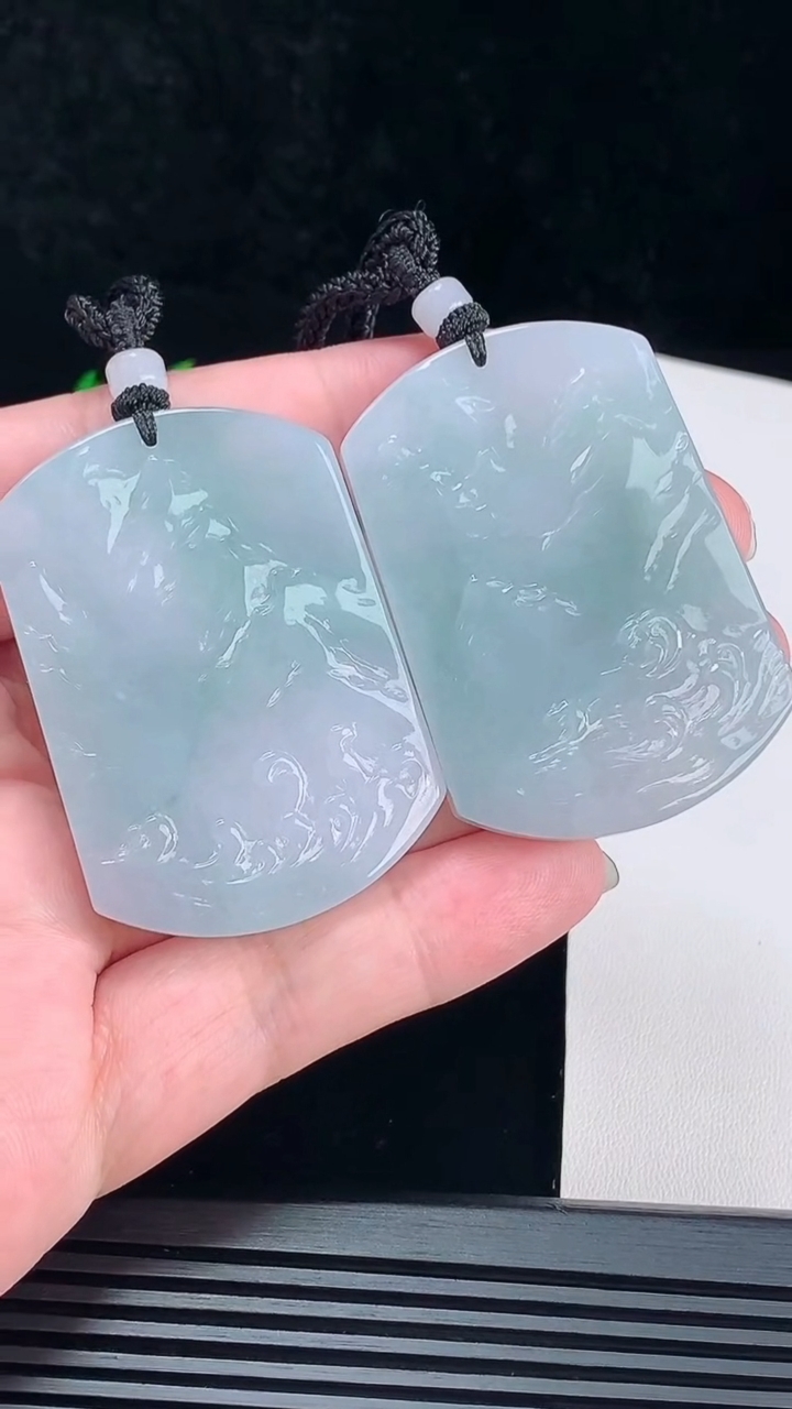 天然A货翡翠飘花山盟海誓吊坠一对，尺寸51.5-36-6 重量:72.90g
6月10日