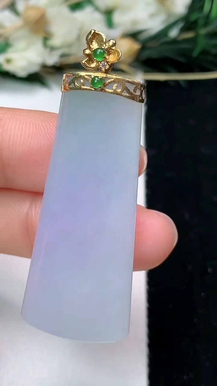天然A货翡翠k金紫罗兰无事牌吊坠，尺寸41.3-18.4-6，重量:12.49g
6月10日