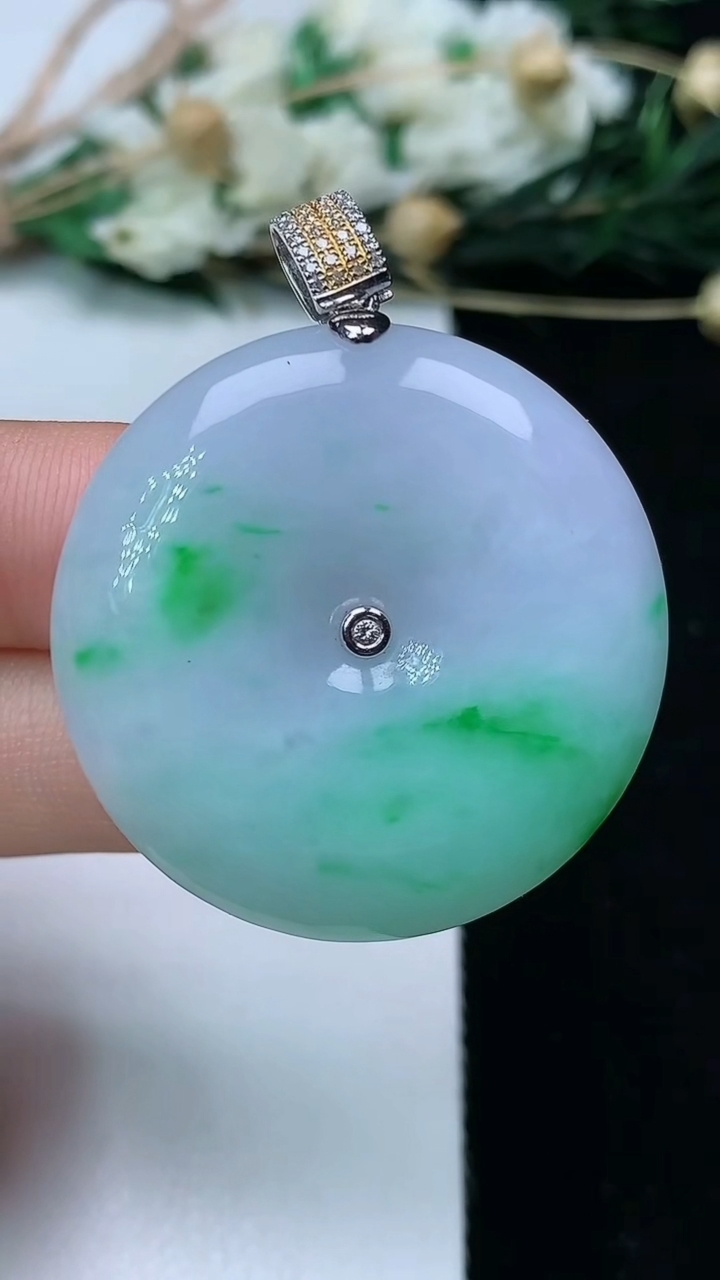 天然A货翡翠平安扣吊坠，尺寸33.8-7，重量:17.26g
6月10日