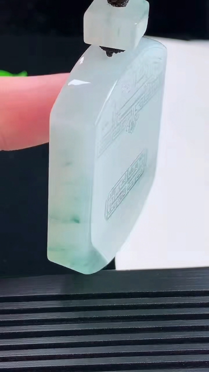 天然A货翡翠种飘花仿古无事牌吊坠，尺寸50-38-9.2 重量:54.01g
6月10日