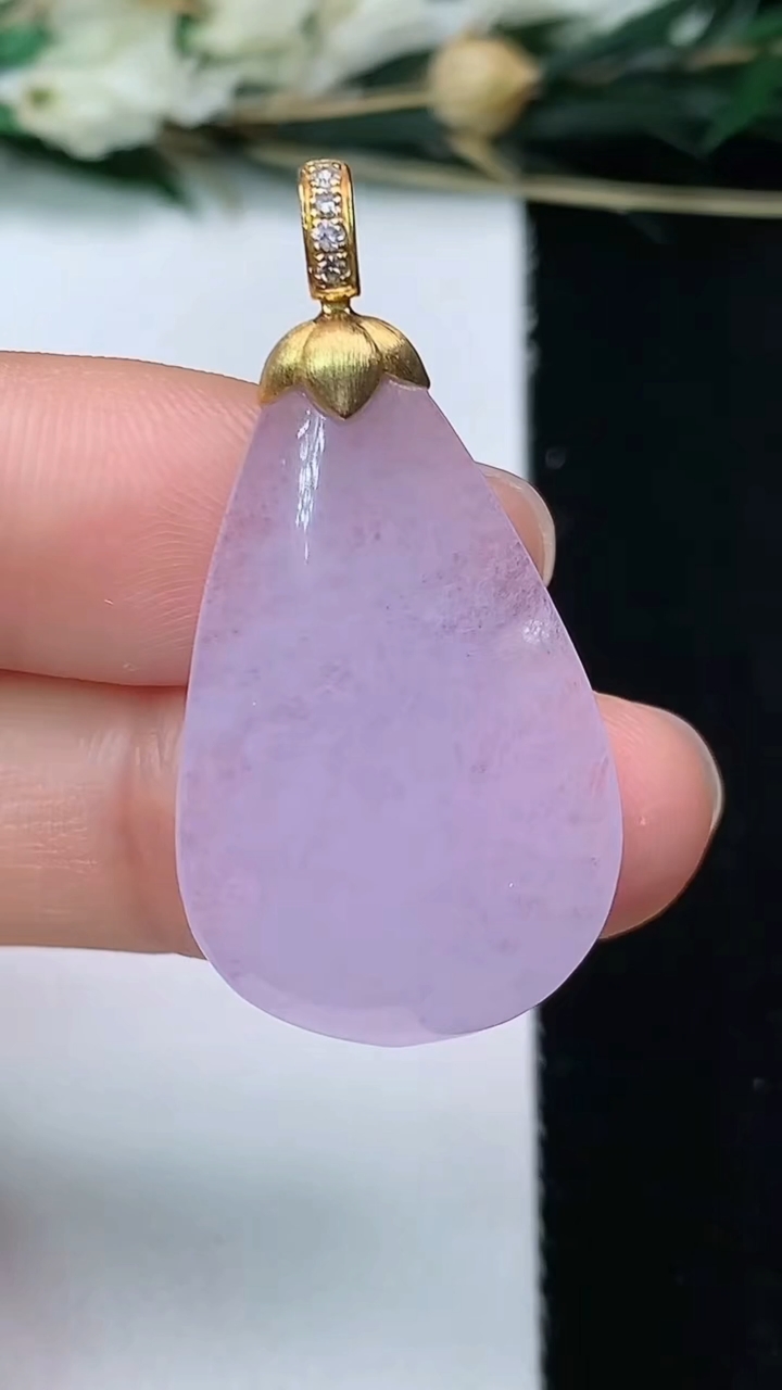 天然A货翡翠紫罗兰福瓜吊坠，尺寸26.8-18.4-5.5，重量:5.28g
6月10日