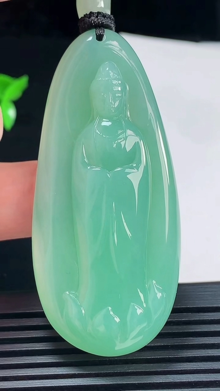 天然A货翡翠观音菩萨吊坠，尺寸63-29-9 重量:33.41g
6月10日