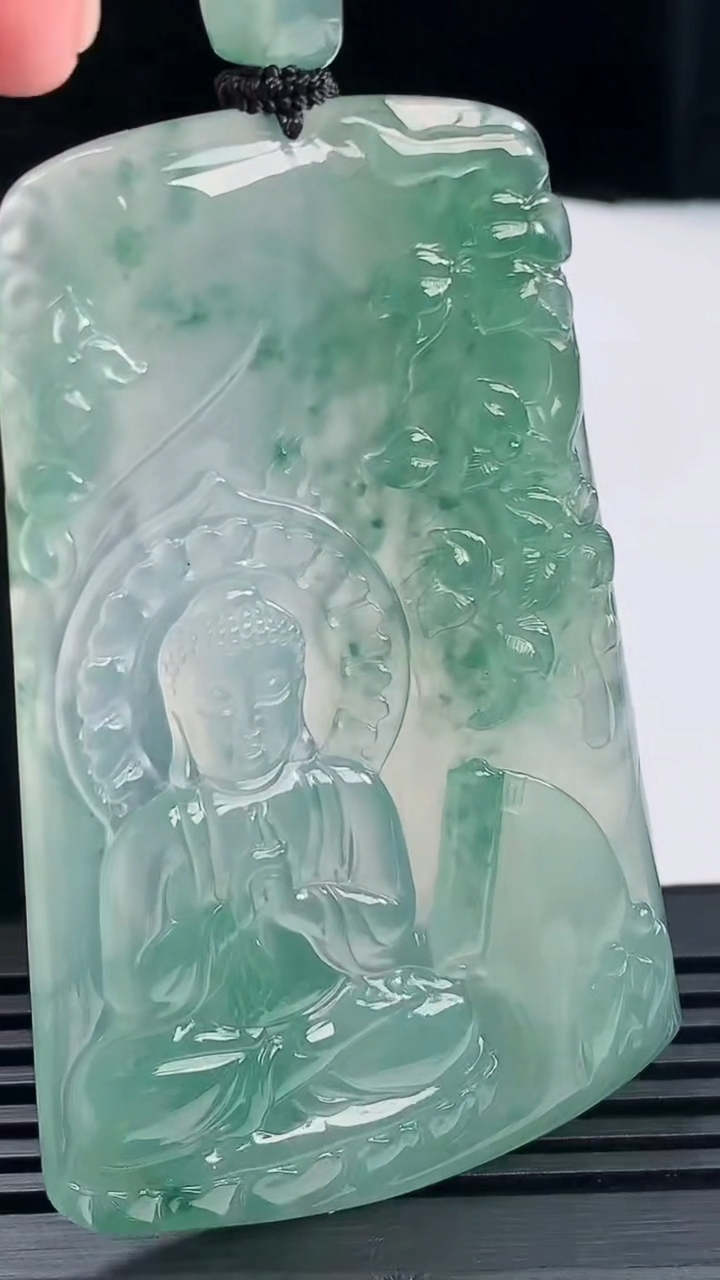 天然A货翡翠种飘花大日如来佛吊坠，尺寸69-43-5.5 重量:39.30g
6月10日