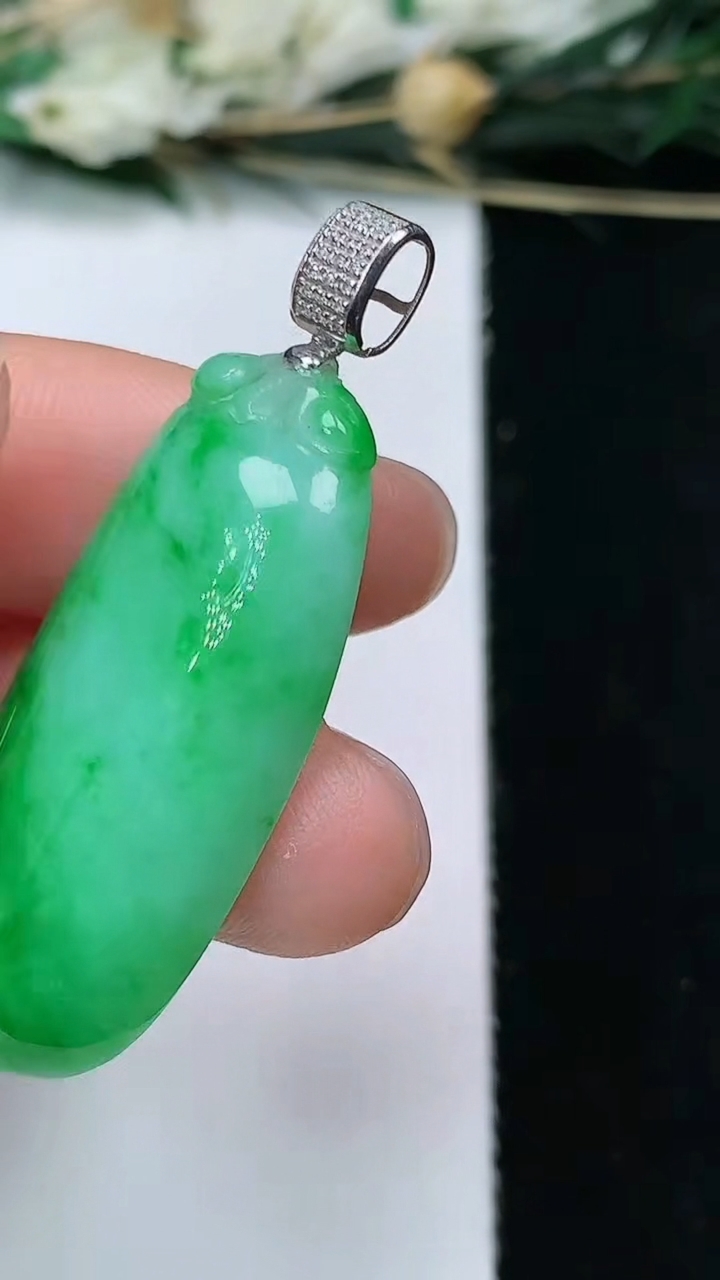 天然A货翡翠福瓜吊坠，尺寸35.5-16-6，重量:7.00g
6月10日