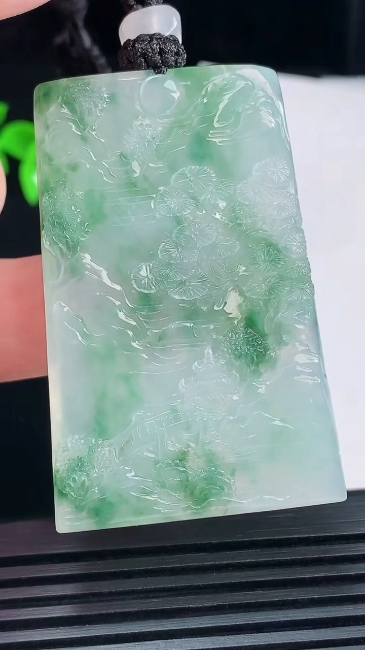 天然A货翡翠种飘花山水牌吊坠，尺寸54.8-35.6-5 重量:30.66g
6月10日