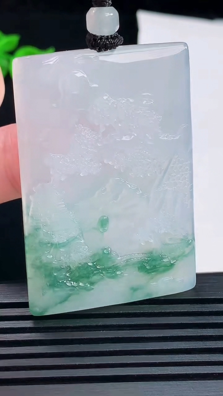 天然A货翡翠种飘花山水牌吊坠，尺寸52.6-36-5 重量:28.22g
6月10日