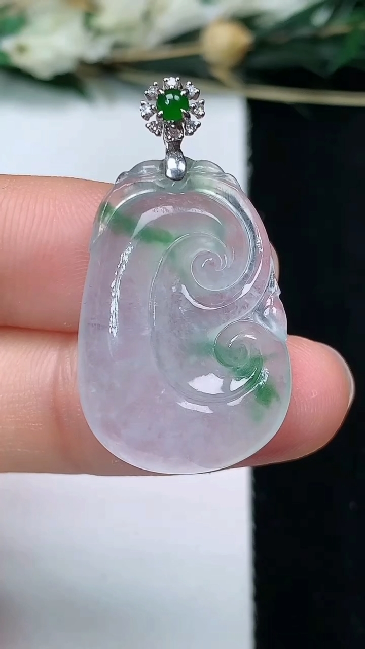天然A货翡翠如意吊坠，尺寸25.5-17.7-5.5，重量:5.00g
6月10日