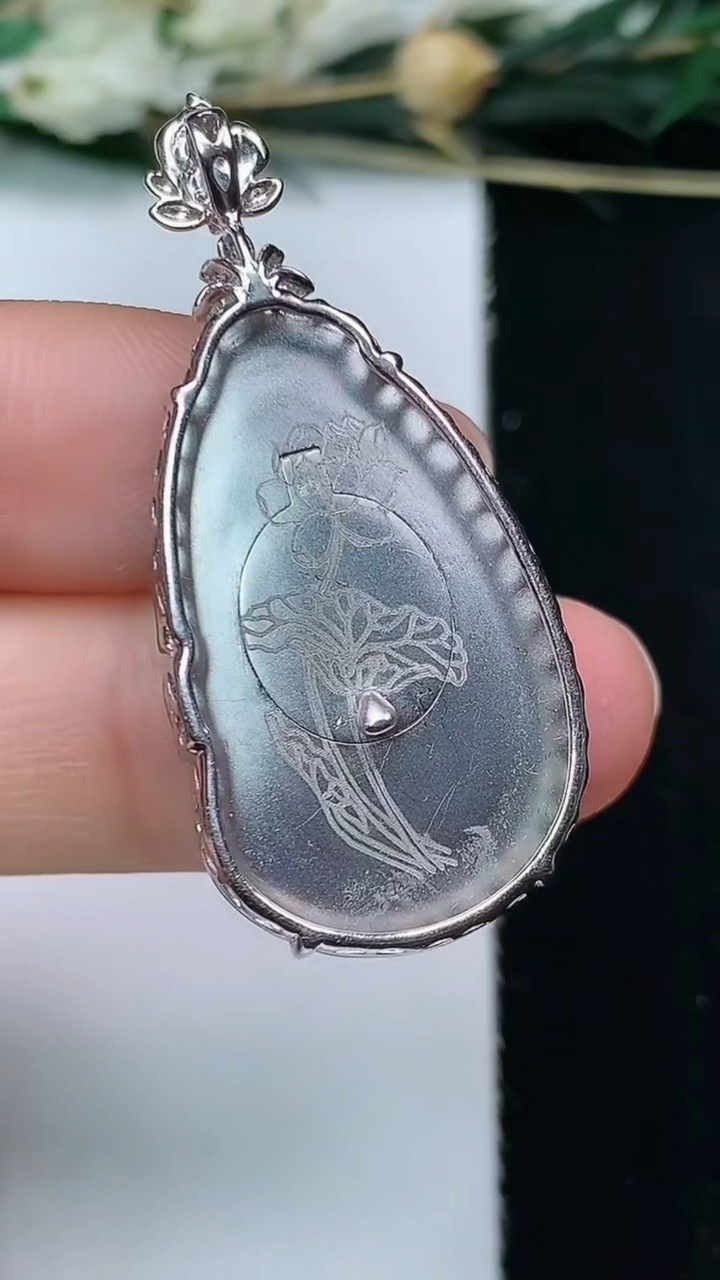 天然A货翡翠如意吊坠，尺寸27.7-17.5-5.9，重量:6.00g
6月10日