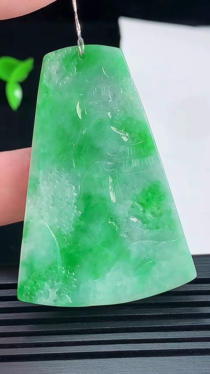 天然A货翡翠山水牌吊坠，尺寸52-36.5-5.2 重量:19.84g
6月10日