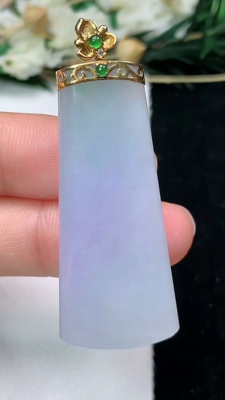 天然A货翡翠k金紫罗兰无事牌吊坠，尺寸41.3-18.4-6，重量:12.49g
6月10日