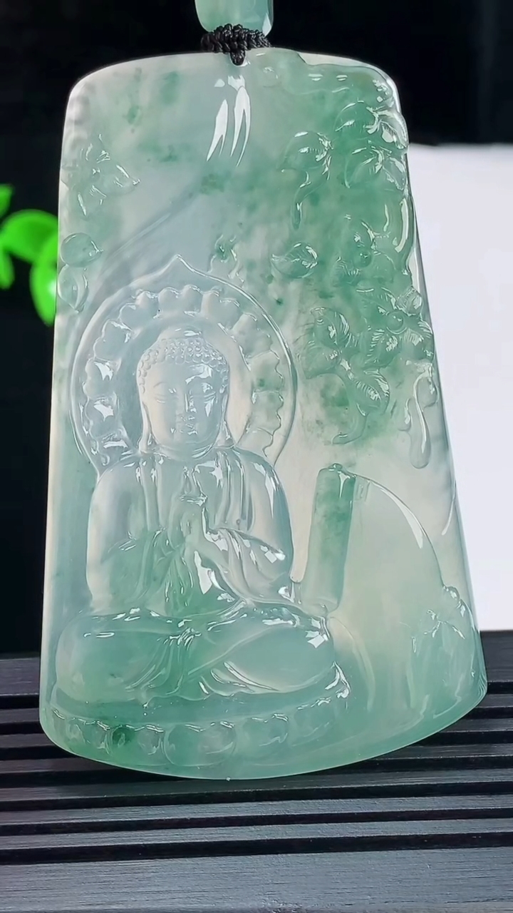 天然A货翡翠种飘花大日如来佛吊坠，尺寸69-43-5.5 重量:39.30g
6月10日