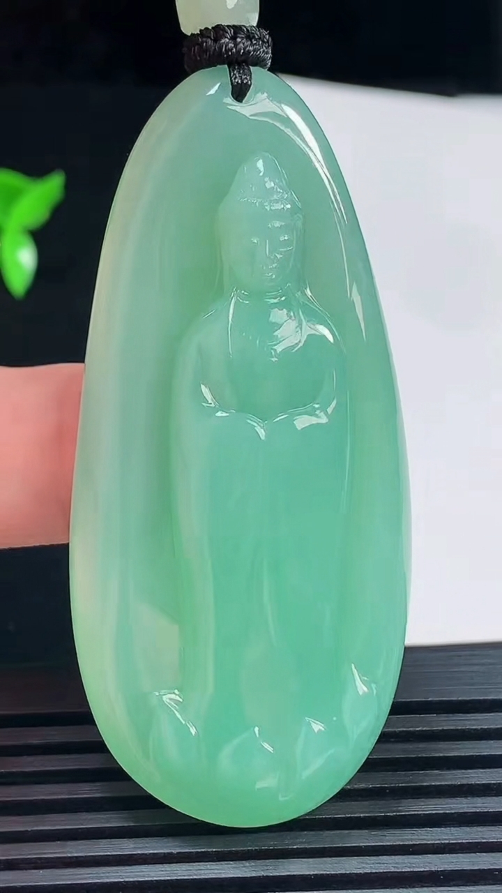 天然A货翡翠观音菩萨吊坠，尺寸63-29-9 重量:33.41g
6月10日