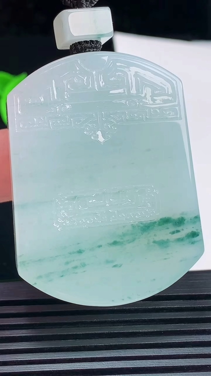 天然A货翡翠种飘花仿古无事牌吊坠，尺寸50-38-9.2 重量:54.01g
6月10日