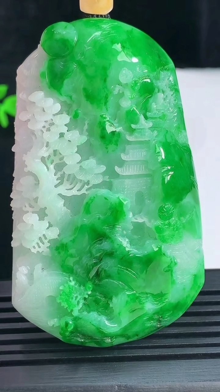 天然A货翡翠山水牌吊坠，尺寸71-43.8-14 重量:87.28g
6月10日