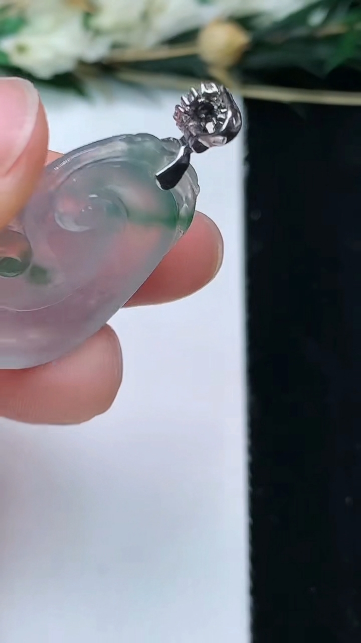 天然A货翡翠如意吊坠，尺寸25.5-17.7-5.5，重量:5.00g
6月10日