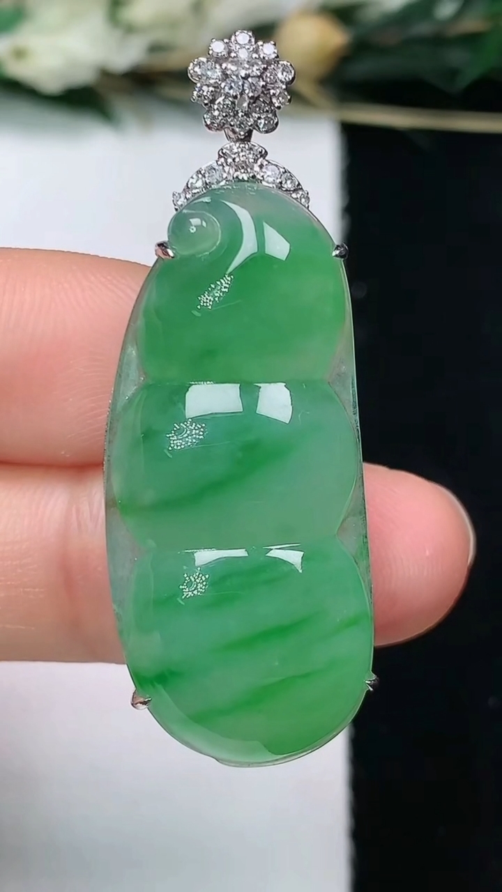 天然A货翡翠福豆吊坠，尺寸33.5-15-8.6，重量:6.81g
6月10日