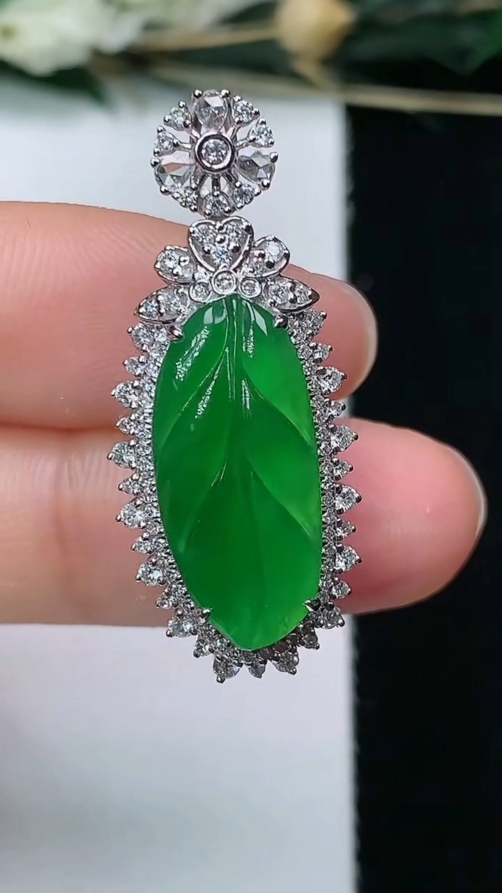 天然A货翡翠金枝玉叶 叶子吊坠，尺寸33-13.9-10，裸石19-8.7，重量:4.59g
6月10日