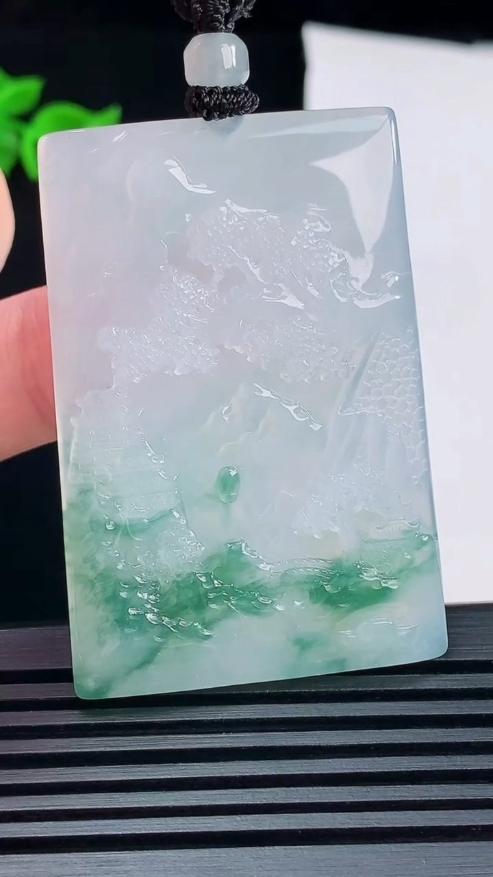 天然A货翡翠种飘花山水牌吊坠，尺寸52.6-36-5 重量:28.22g
6月10日