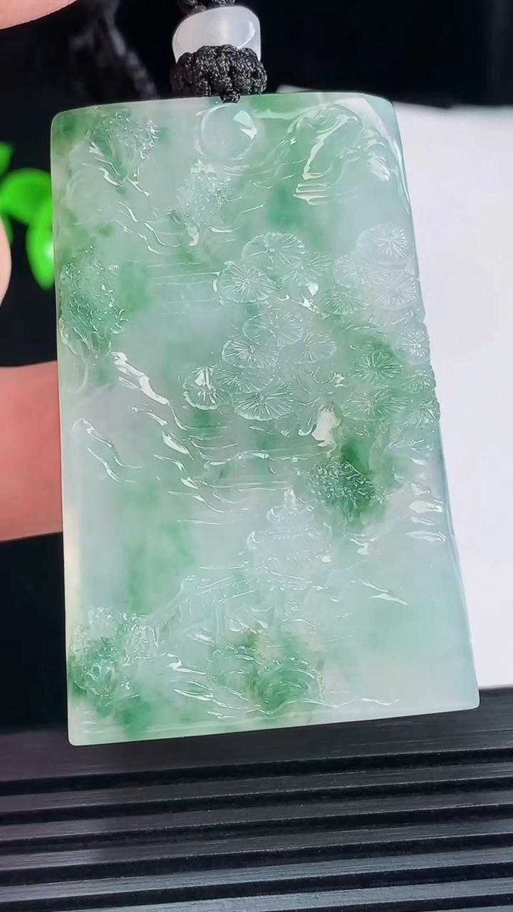 天然A货翡翠种飘花山水牌吊坠，尺寸54.8-35.6-5 重量:30.66g
6月10日