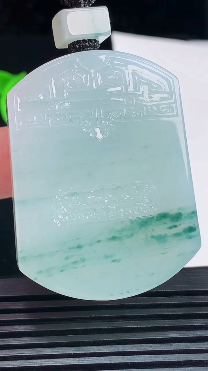 天然A货翡翠种飘花仿古无事牌吊坠，尺寸50-38-9.2 重量:54.01g
6月10日