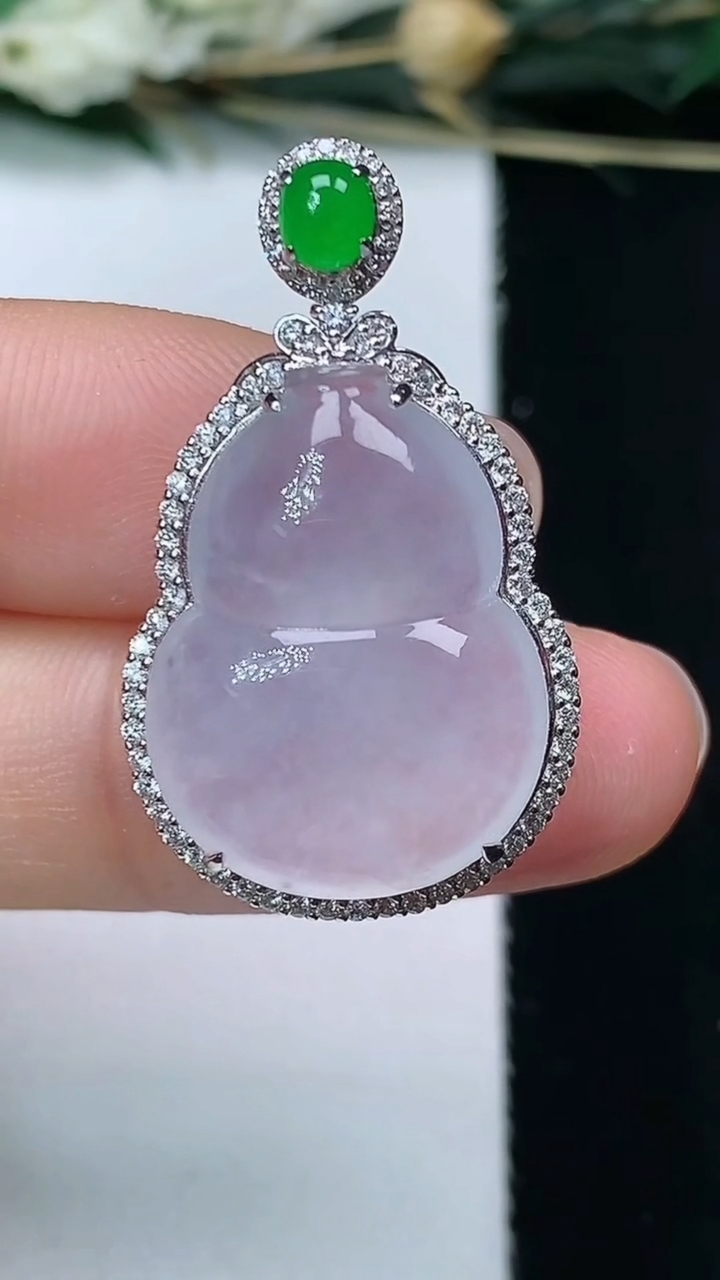 天然A货翡翠白冰葫芦吊坠，尺寸31-18.4-9，裸石20.9-15.9，重量:5.33g
6月10日