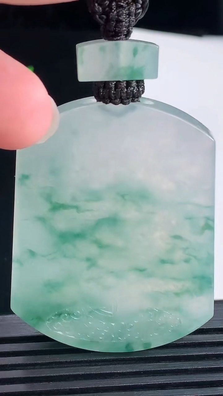 天然A货翡翠种飘花仿古无事牌吊坠，尺寸50.6-39-6 重量:40.03g
6月10日