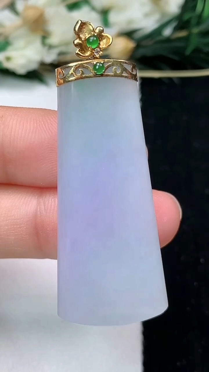 天然A货翡翠k金紫罗兰无事牌吊坠，尺寸41.3-18.4-6，重量:12.49g
6月10日