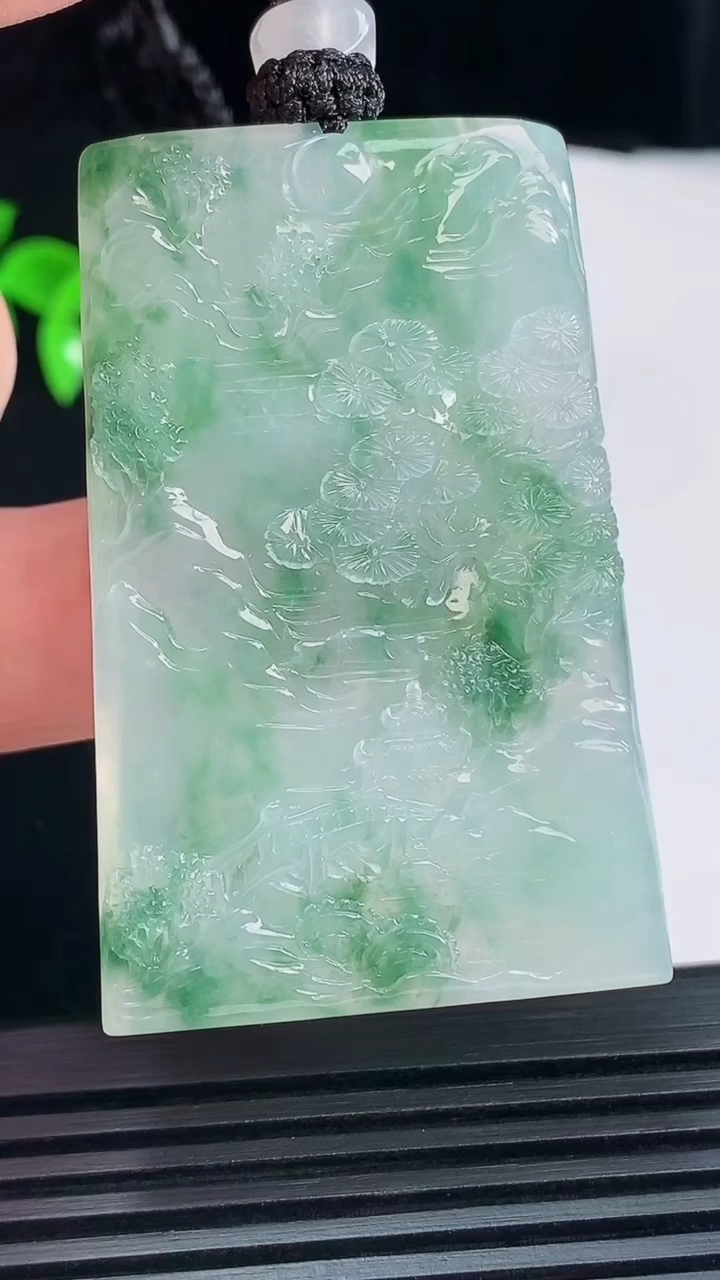 天然A货翡翠种飘花山水牌吊坠，尺寸54.8-35.6-5 重量:30.66g
6月10日