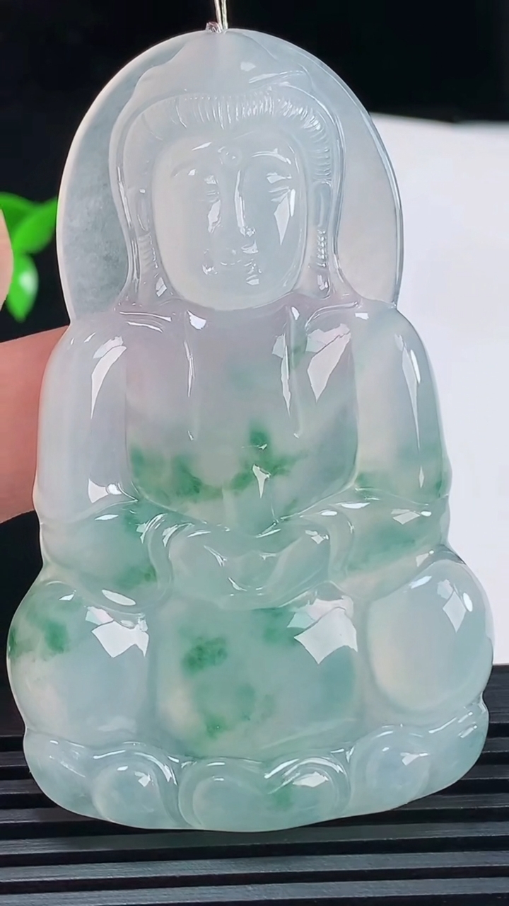 天然A货翡翠种飘花正装观音吊坠，尺寸68.5-42-5.5 重量:29.35g
6月10日