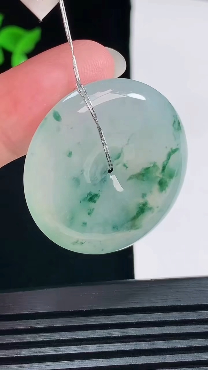 天然A货翡翠种飘花平安扣吊坠，尺寸34-5.8 重量:14.90g
6月10日