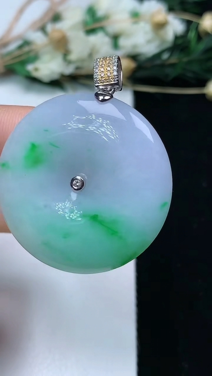天然A货翡翠平安扣吊坠，尺寸33.8-7，重量:17.26g
6月10日
