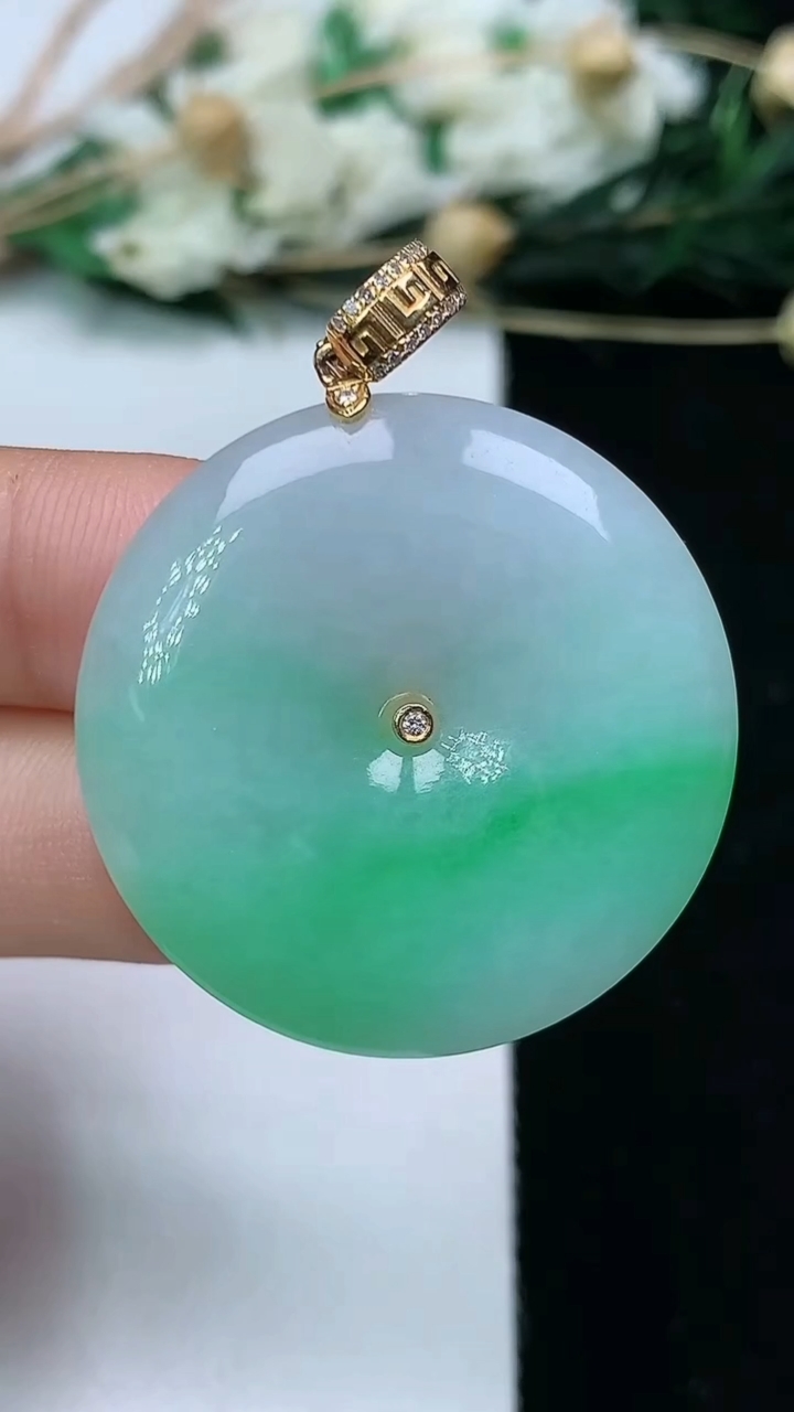 天然A货翡翠平安扣吊坠，尺寸31-5.2，重量:11.02g
6月10日